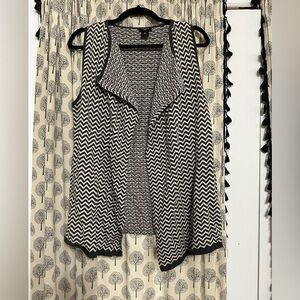Women’s Ann Taylor vest sleeveless cardigan grey and cream chevron medium petite